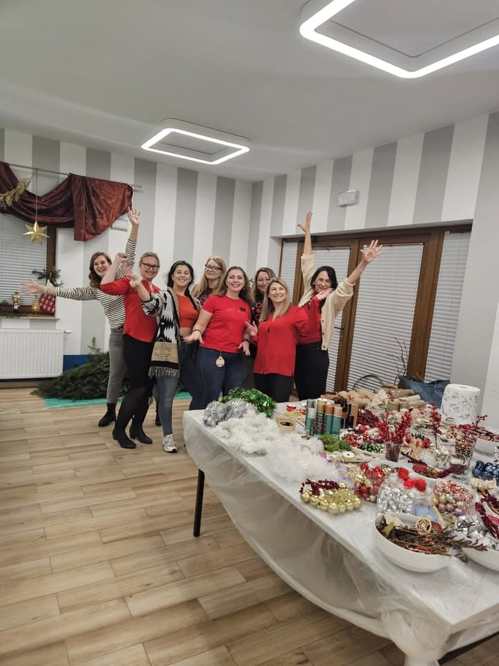 Jeszcze nie opadły emocje po wczorajszym dniu, kiedy tak licznie mogliśmy się spotkać na naszych zimowych warsztatach z wiankami! 🎄❄️🎄
Świąteczne rytmy, naturalne materiały i ciepła atmosfera połączyły się, by stworzyć niezapomniany wieczór pełen kreatywności i magii. ✨️🎀🌟
Już wcześniej wiedziałyśmy, że warsztaty plecenia wianków bożonarodzeniowych to doskonała okazja, by spędzić czas w twórczy sposób, przygotowując wyjątkowe ozdoby na świąteczny okres. 🌟🎄🎁
Bez względu na poziom doświadczenia, każdy uczestnik poczuł się pewnie w tworzeniu swojego unikalnego dzieła sztuki. 🥰🎀
Mamy nadzieję, że udało nam się wprowadzić Was w magię Bożego Narodzenia! Wianki i stroiki, które powstały wczoraj, idealnie odzwierciedlały Wasz osobisty styl. Pewne jest jedno: takie własnoręcznie wykonane ozdoby wprowadzą do domu ciepło i magię oraz nadadzą świątecznemu czasowi szczególny urok. 🎄🌟🎀
A Ty? Gdy zamkniesz oczy i pomyślisz „zapach Bożego Narodzenia”, co jako pierwsze przychodzi Ci do głowy (i nosa)? Pierniki, pomarańcze, mandarynki, cynamon, iglaste gałązki, żurawina...? 🍊🍋🌲
Wszystkie te zapachy towarzyszyły nam wczoraj! Pyszne zimowe ciasta, pierniczki i ta wspaniała zimowa herbata – prawdziwy hit wieczoru! Stworzona z myślą o długich, zimowych wieczorach, pachniała lasem i była idealną kompozycją ziół i owoców na rozgrzanie. Pamiętasz jej smak? Prawda, że na samą myśl robi się cieplej? 🥹❤️🥰
🎄🎄🎄 Ozdoby wykonane podczas warsztatów można zawiesić na drzwiach wejściowych, w oknie, nad kominkiem, położyć na komodzie, wigilijnym stole albo podarować bliskiej osobie jako wyjątkowy prezent.
🎄🎄🎄 POKAŻ NAM W KOMENTARZACH, CO WCZORAJ WYCZAROWAŁEŚ! 🤩🤗🎄
To był kreatywnie i miło spędzony czas. Dziękujemy Wam, nasi uczestnicy, dziękujemy Urzędowi Gminy Czernica za współfinansowanie projektu i dziękujemy sobie 💚💚💚 – AKTYWNYM dziewczynom z naszego koła, które od pomysłu po realizację uczyniły ten projekt WYJĄTKOWYM. Na każdym etapie dawałyście z siebie 100%! 👏👏👏
Do zobaczenia – spotkajmy się w Nadolicach Małych!
