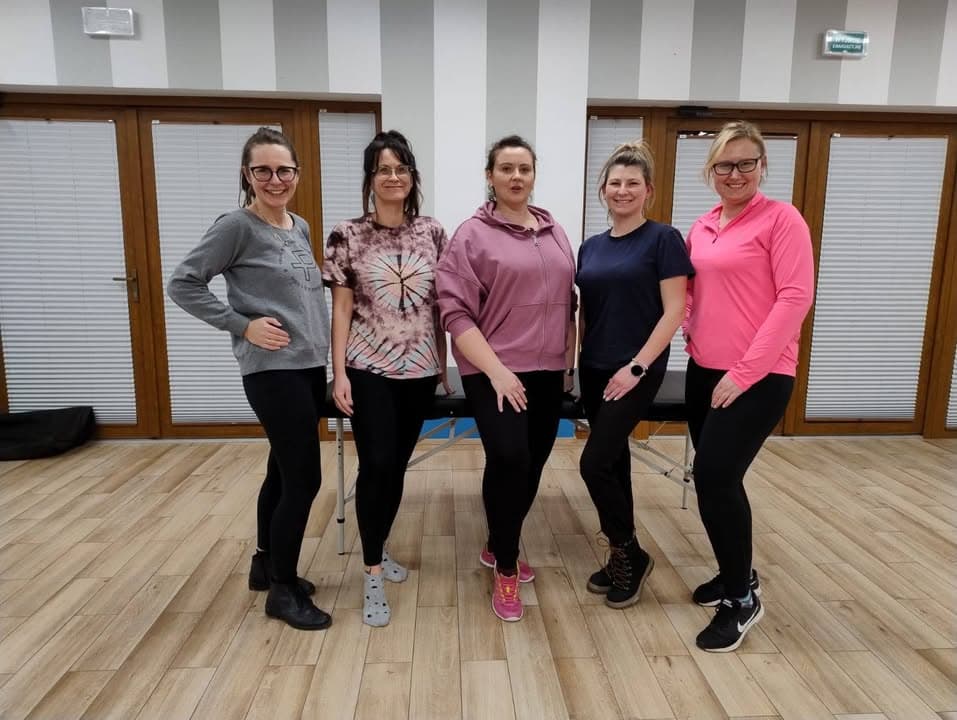 Wczoraj w naszej świetlicy odwiedziła nas profesjonalistka w swoim fachu , fizjoterapeutaka Natalia Howis .
Natalia, zwróciła nam uwagę na większą świadomość własnego ciała. Pokazała jak zadbać o gorset mięśniowy, który działa jak rusztowanie dla naszego kręgosłupa, a jego dobre wsparcie przekłada się na prawidłową pracę i stabilizację.
Była teoria i praktyka, a przy tym uśmiech na twarzy :)
Ćwiczenia zostały tak dobrane,że bez problemu można je powtórzyć w domu. “Oddech Drwala”, okazał się potrzebnym w życiu codziennym ćwiczeniem, które mocno angażuje mięśnie oddechowe i jednocześnie pomaga pozbyć się negatywnych emocji.
Dziękujemy uczestnikom -za to, że byliście z nami 🧘🧘♀️🧘♂️ , a Natali za wiedzę przekazaną nam w zrozumiały sposób, za profesjonalizm i zaangażowanie! ♥️