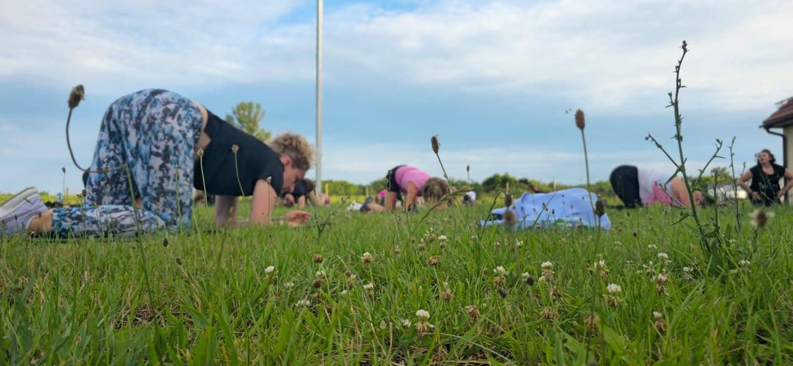 Kolejny trening za nami 💪🤸♀️
Tym razem na świeżym powietrzu 🌬
Przy śpiewie ptaków, szumie wiatru na zielonej łące ćwiczyło się naprawdę fantastycznie 🥰
Natalia dała nam wycisk ale do domów wróciłyśmy z uśmiechami na twarzy 😁
Zapraszamy do obejrzenia fotorelacji 📷
Natalia Howis dziękujemy!