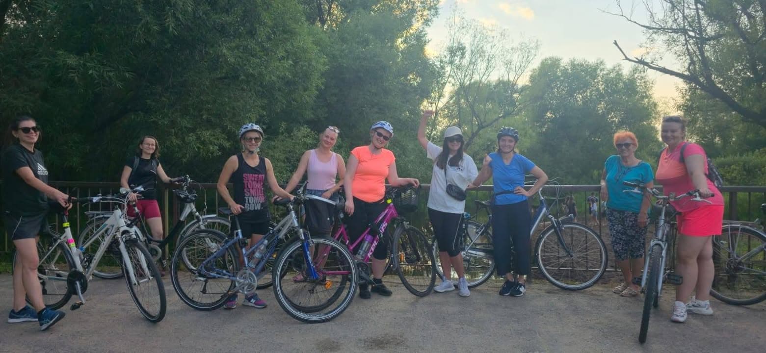 KGW NadoliczankiAnki i @Natalia Howis przeszły w tryb turbo-integracji i zorganizowały rowerową przejażdżkę dla naszej grupy gimnastycznej 🚴♀️🚴♂️
Było kręcenie, gadanie, zero zadyszki (prawie), i dużo „A gdzie teraz skręcamy?” 😄
Atmosfera? Jak zawsze – pierwsza klasa1️⃣
Kondycja? Zaskoczyła nawet nas💪
Humor? Nie do zdarcia😛
Trasa? Słoneczniki, zboża, Widawa...🌻🌾🌊
Kochamy te nasze gimnastyczne akcje i ludzi, którzy sprawiają, że aktywność to czysta przyjemność! 🩷