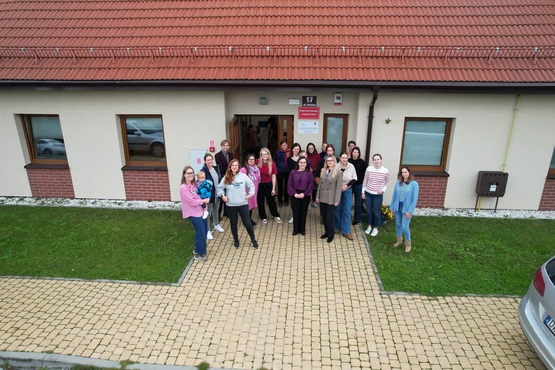 💥 Dzisiejsze warsztaty KuMamy Biznes to była prawdziwa petarda! 💥
Tym razem rozwijaliśmy naszą kreatywność pod okiem Przemka Nowaka, który jak zawsze w genialny sposób połączył wiedzę, praktykę i świetną atmosferę 👏
To już przedostatnie spotkanie w ramach projektu KuMamy Biznes - trudno uwierzyć, jak szybko minął ten czas! ⏳
Za dwa tygodnie widzimy się na finałowym spotkaniu w biurze Capgemini 💙
Nie możemy się doczekać! 🎉
#KuMamyBiznes #Capgemini #Canva #Warsztaty #Rozwój #Inspiracja #WspólnaPrzygoda